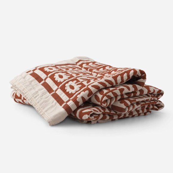 Schoolhouse Stillwater King Quilt and Pillow Shams in Auburn - Picture 5 of 13